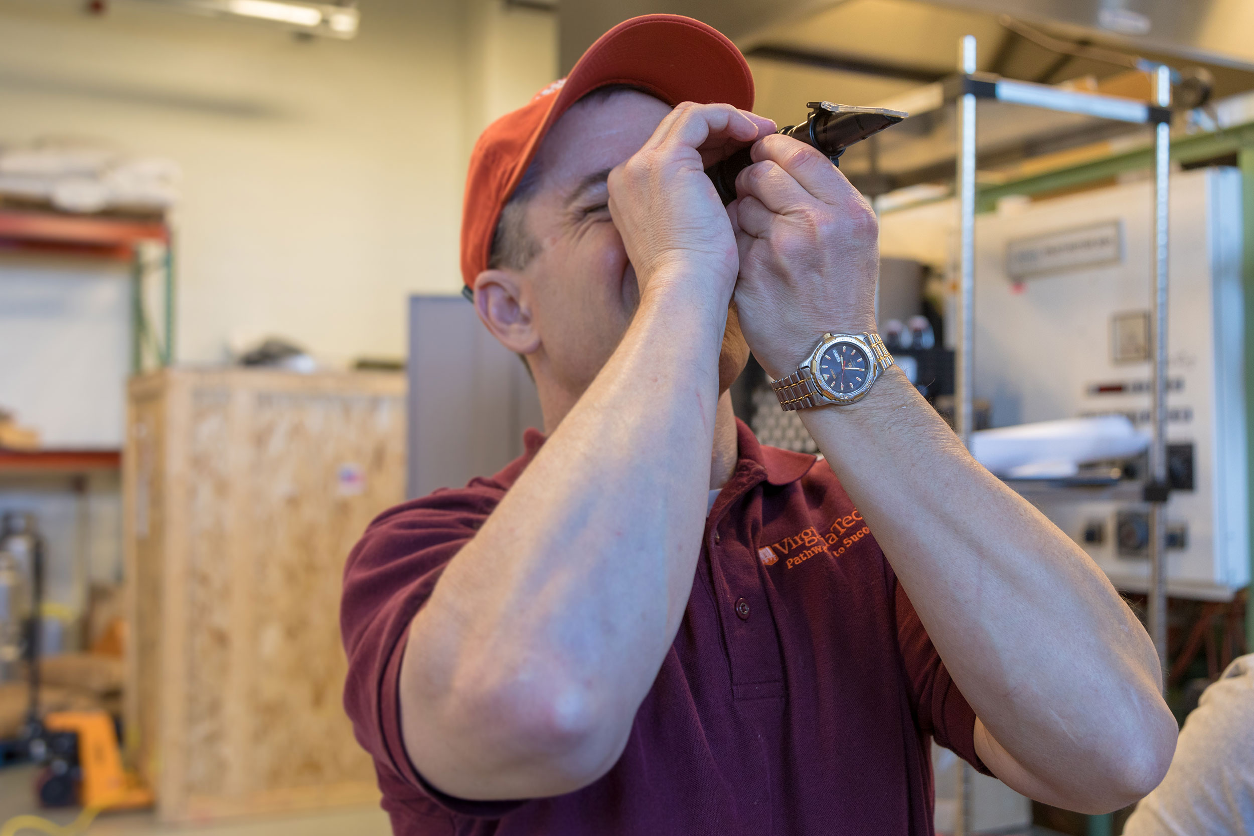 Brian Wiersema (in blue) reviews mash and kettle pH evaluation techniques with students