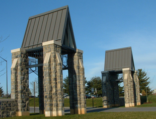 Alumni Gateway of the Holtzman Alumni Center, erected in 2005, a stylized version of the original 1913 gateway.