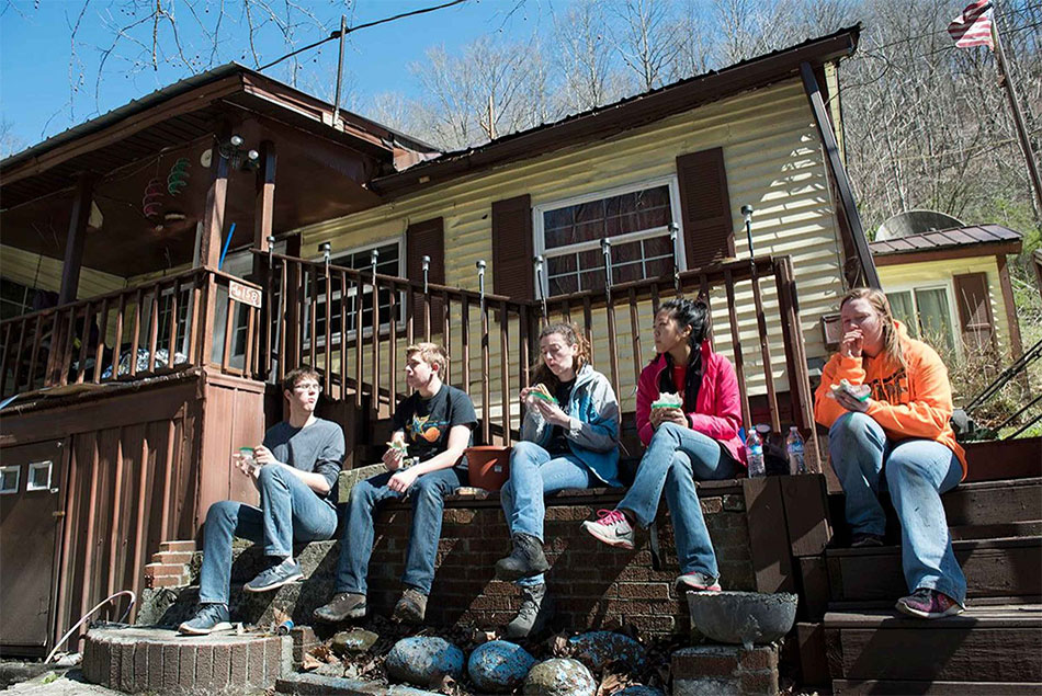 Alternative spring break service trip in Hurley, W.Va.